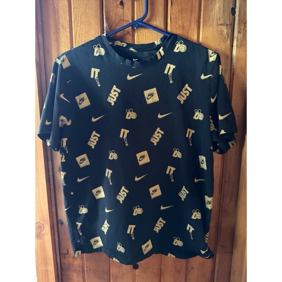 The Nike Tee Just Do ‎ It Charms All Over Logo Black & Gold T-Shirt Size M - Picture 1 of 4